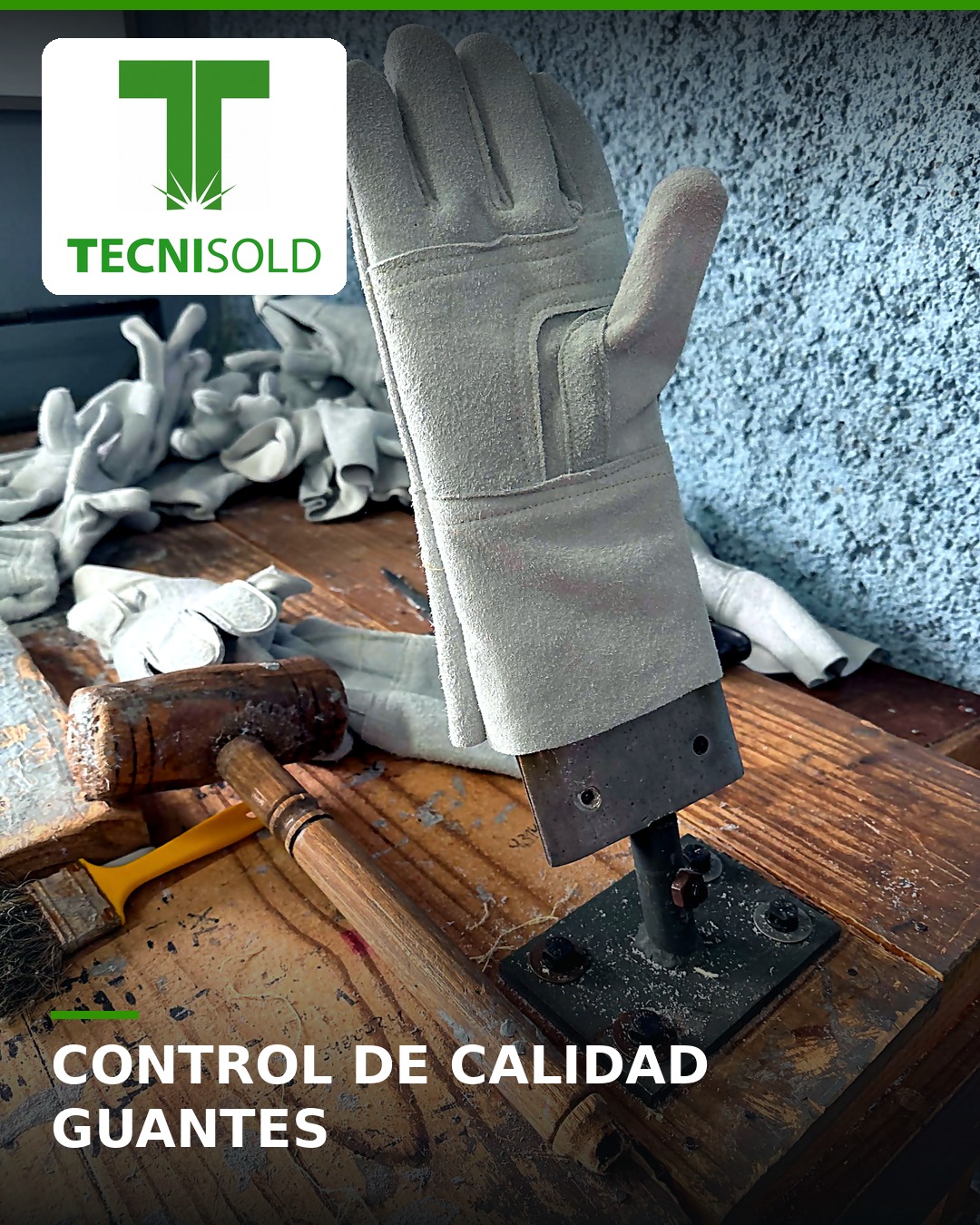Revisión de un guante MayKük durante el proceso de fabricación